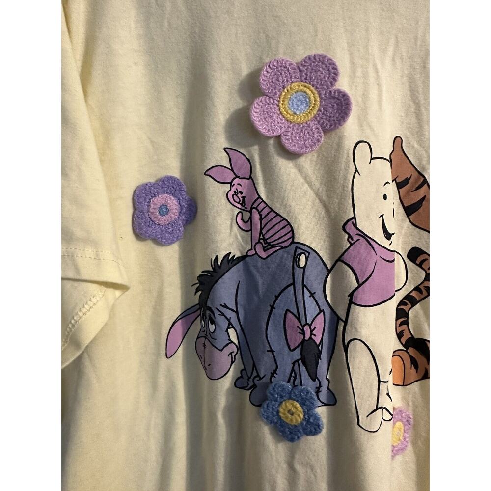 Disney Winnie The Pooh Light Yellow T-shirt Crocheted Flowers 2XL 2XG Piglet - Picture 3 of 8